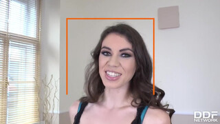 Tiffany Doll kettő pélót kap a popsijába