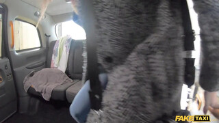 Fake Taxi - Pici cickós fiatal bige lovagol