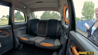 Fake Taxi - Luna Wolf bekapja a taxis faszát