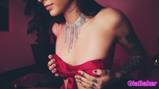 Gia Baker a tüzes latina spiné