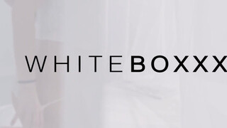 WhiteBoxxx - Monika Benz kinyalva és megrakva