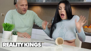 REALITY KINGS - Kira Queen a szomszéd hapsival kefél